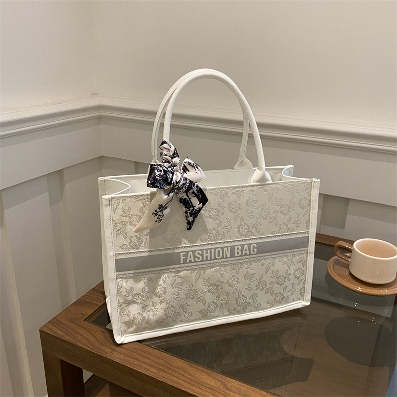 高級感あふれるエレガントな女性用トートバッグ、刺繍ブーケ柄P - Luxury Bag Collection のレビューと価格